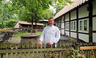 Vor zehn Jahren hat Silvio Eberlein den Museumshof Buschkamp übernommen und wohnt auch dort. Er fühlt sich in Bielefeld-Senne und im Grünen mit seiner Familie sehr wohl. - Susanne Lahr Vor zehn Jahren hat Silvio Eberlein den Museumshof Buschkamp übernommen und wohnt auch dort. Er fühlt sich in Bielefeld-Senne und im Grünen mit seiner Familie sehr wohl. - Susanne Lahr