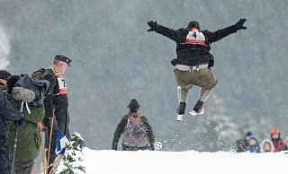 Ein Teilnehmer springt beim Nostalgie-Skirennen in Winterberg-Neuastenberg im Jahr 2023 mit historischer Ausrüstung über eine Schanze. - Henning Kaiser/dpa Ein Teilnehmer springt beim Nostalgie-Skirennen in Winterberg-Neuastenberg im Jahr 2023 mit historischer Ausrüstung über eine Schanze. - Henning Kaiser/dpa