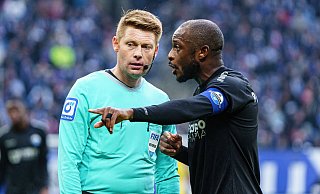 SCP-Kapitän David Kinsombi diskutiert im Paderborner Gastspiel beim HSV mit Schiedsrichter Christian Dingert. - picture alliance / Eibner-Pressefoto SCP-Kapitän David Kinsombi diskutiert im Paderborner Gastspiel beim HSV mit Schiedsrichter Christian Dingert. - picture alliance / Eibner-Pressefoto