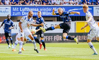In dieser Szene aus der ersten Hälfte wird Robert Leipert von KSC-Abwehrchef Daniel Gordon geblockt. Nach der Pause sollte der Neuzugang dann aber seinen ersten Pflichtspieltreffer im Paderborner Trikot erzielen. - Besim Mazhiqi In dieser Szene aus der ersten Hälfte wird Robert Leipert von KSC-Abwehrchef Daniel Gordon geblockt. Nach der Pause sollte der Neuzugang dann aber seinen ersten Pflichtspieltreffer im Paderborner Trikot erzielen. - Besim Mazhiqi