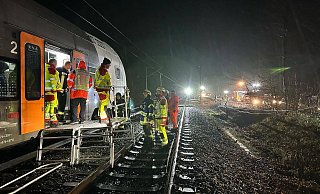 Über Plattformen an den Türen des RRX wurden die Fahrgäste evakuiert und übers Gleisbett gebracht. - FFW Warburg Über Plattformen an den Türen des RRX wurden die Fahrgäste evakuiert und übers Gleisbett gebracht. - FFW Warburg