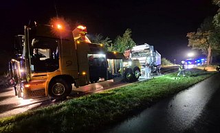 Ein Lkw und ein Pkw sind auf der B65 zusammengestoßen. - Freiwillige Feuerwehr Lübbecke Ein Lkw und ein Pkw sind auf der B65 zusammengestoßen. - Freiwillige Feuerwehr Lübbecke
