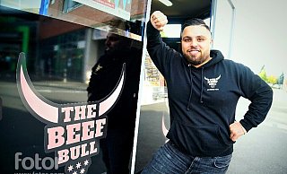 Mattin Schafizadeh lehnt voller Stolz an seinem neu gestalteten Imbiss "The Beef Bull - Culinaire Verl" an der Bahnhofstraße. Vor dem Betreiberwechsel sah das Imbissbüdchen eher trist als einladend aus. - Christian Geisler Mattin Schafizadeh lehnt voller Stolz an seinem neu gestalteten Imbiss "The Beef Bull - Culinaire Verl" an der Bahnhofstraße. Vor dem Betreiberwechsel sah das Imbissbüdchen eher trist als einladend aus. - Christian Geisler