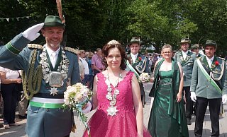 Bei der Parade: Schützenkönig Frank Täubert und seine charmante Mitregentin Ehefrau Nadine nehmen im Armniuspark die Parade ab. - Klaus Karenfeld Bei der Parade: Schützenkönig Frank Täubert und seine charmante Mitregentin Ehefrau Nadine nehmen im Armniuspark die Parade ab. - Klaus Karenfeld