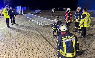 Bei einem Arbeitsunfall im Gewerbegebiet Franz-Kleine-Straße ist in der Nacht zu Dienstag eine Mitarbeiterin eines Dämmstoffherstellers unter einem etwa zehn Meter langen, umstürzenden Schiebetor eingeklemmt und schwer verletzt worden. - Ralph Meyer Bei einem Arbeitsunfall im Gewerbegebiet Franz-Kleine-Straße ist in der Nacht zu Dienstag eine Mitarbeiterin eines Dämmstoffherstellers unter einem etwa zehn Meter langen, umstürzenden Schiebetor eingeklemmt und schwer verletzt worden. - Ralph Meyer