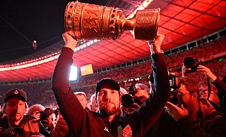VfB-Trainer Sebastian Hoeneß wäre mit dem It-Piece DFB-Pokal sicherlich eine Erscheinung an der berüchtigten Tür des Berliner Clubs Berghain. - Bernd Weißbrod/dpa VfB-Trainer Sebastian Hoeneß wäre mit dem It-Piece DFB-Pokal sicherlich eine Erscheinung an der berüchtigten Tür des Berliner Clubs Berghain. - Bernd Weißbrod/dpa