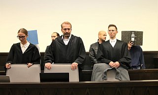 Bei Beginn des Verfahrens vor dem Landgericht Paderborn verbergen die Angeklagten ihre Gesichter hinter Aktenordnern. - Rajkumar Mukherjee Bei Beginn des Verfahrens vor dem Landgericht Paderborn verbergen die Angeklagten ihre Gesichter hinter Aktenordnern. - Rajkumar Mukherjee