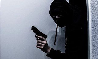 Bewaffnet: Der Unbekannte (Symbolfoto) hatte Mund und Nase verhüllt und eine Kapuze über den Kopf gezogen. - Pixabay Bewaffnet: Der Unbekannte (Symbolfoto) hatte Mund und Nase verhüllt und eine Kapuze über den Kopf gezogen. - Pixabay