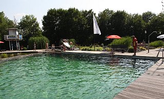 Das Naturbad in Atteln lädt geradezu zum Schwimmen ein. - Uwe Müller Das Naturbad in Atteln lädt geradezu zum Schwimmen ein. - Uwe Müller