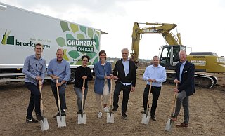 Beim Spatenstich: Sebastian Noelle (von links), Henry Brockmeyer, Silke Brockmeyer, Madeleine Möller, Hans-Heinrich Möller, Mark Metzger und Thomas Tappe. - Marc Uthmann Beim Spatenstich: Sebastian Noelle (von links), Henry Brockmeyer, Silke Brockmeyer, Madeleine Möller, Hans-Heinrich Möller, Mark Metzger und Thomas Tappe. - Marc Uthmann