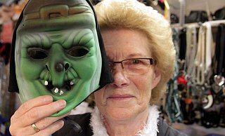 Angelika Tilch nimmt sich eine Teufels- oder Hexenmaske vom Gesicht. Über Jahrzehnte hat sie ihre Mutter im Laden unterstützt – jetzt soll aber möglichst schnell Schluss sein. - Meiko Haselhorst Angelika Tilch nimmt sich eine Teufels- oder Hexenmaske vom Gesicht. Über Jahrzehnte hat sie ihre Mutter im Laden unterstützt – jetzt soll aber möglichst schnell Schluss sein. - Meiko Haselhorst