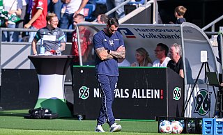Arminia-Trainer Mitch Kniat konnte mit der zweiten Halbzeit seines Teams gegen Hannover 96 nicht zufrieden sein. - Teresa Kroeger Arminia-Trainer Mitch Kniat konnte mit der zweiten Halbzeit seines Teams gegen Hannover 96 nicht zufrieden sein. - Teresa Kroeger