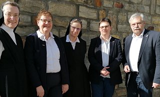 Sr. M. Monika (Provinzoberin – Kongregation Arme Schulschwestern, v. l.), Regina Schafmeister (Vorstand Adolph-Kolping-Stiftung Paderborn), Sr. Maria-Theresia (Provinzrätin), Eva Klare-Kurtenbach (Geschäftsführerin Kolping-Kita gGmbH/Kolping-Jugendhilfe gGmbH), Wolfgang Gelhard (Vorstand Adolph-Kolping-Stiftung Paderborn).?Foto: Mario Polzer - Mario Polzer Sr. M. Monika (Provinzoberin – Kongregation Arme Schulschwestern, v. l.), Regina Schafmeister (Vorstand Adolph-Kolping-Stiftung Paderborn), Sr. Maria-Theresia (Provinzrätin), Eva Klare-Kurtenbach (Geschäftsführerin Kolping-Kita gGmbH/Kolping-Jugendhilfe gGmbH), Wolfgang Gelhard (Vorstand Adolph-Kolping-Stiftung Paderborn).?Foto: Mario Polzer - Mario Polzer