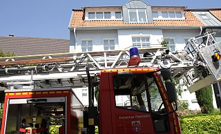 Einsatz an der Sternstraße: Unter der Dachtraufe hatt sich am Gebäude ein Mauersegler verfangen. Mit Hilfe der Drehleiter befreite die Feuerwehr den Vogel aus seiner misslichen Lage. - Dieter Scholz Einsatz an der Sternstraße: Unter der Dachtraufe hatt sich am Gebäude ein Mauersegler verfangen. Mit Hilfe der Drehleiter befreite die Feuerwehr den Vogel aus seiner misslichen Lage. - Dieter Scholz