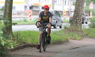 Radler müssen über diese Huckelpiste: Alaa Alasaad fährt für unser Foto absichtlich über die Bauwurzeln auf dem Radweg der Mindener Straße. - Ulf Hanke Radler müssen über diese Huckelpiste: Alaa Alasaad fährt für unser Foto absichtlich über die Bauwurzeln auf dem Radweg der Mindener Straße. - Ulf Hanke
