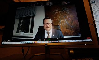 Beim virtuellen Austausch mit den Mitgliedern des Wirtschaftsclubs breitet Bürgermeister Lars Bökenkröger seine Agenda aus. - Thorsten Gödecker Beim virtuellen Austausch mit den Mitgliedern des Wirtschaftsclubs breitet Bürgermeister Lars Bökenkröger seine Agenda aus. - Thorsten Gödecker