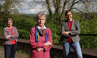 Geschäftsführerin Gertrud Flore (v. l.), die langjährige Vorsitzende Walburga Hennemann und ihre Nachfolgerin Barbara Hucht blicken auf neun Jahrzehnte der sozialen Arbeit des Warburger Frauen- und Fachverbandes zurück. - Dieter Scholz Geschäftsführerin Gertrud Flore (v. l.), die langjährige Vorsitzende Walburga Hennemann und ihre Nachfolgerin Barbara Hucht blicken auf neun Jahrzehnte der sozialen Arbeit des Warburger Frauen- und Fachverbandes zurück. - Dieter Scholz