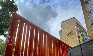 Die Corten-Stahlwand im Osten des Areals ist zu einem echten Ärgernis geworden. Weil "Wildpinkler" den Sichtschutz ständig als stilles Örtchen nutzen, wird er von manchem Anlieger bereits als größtes Pissoir der Stadt bezeichnet. - Brödibild Die Corten-Stahlwand im Osten des Areals ist zu einem echten Ärgernis geworden. Weil "Wildpinkler" den Sichtschutz ständig als stilles Örtchen nutzen, wird er von manchem Anlieger bereits als größtes Pissoir der Stadt bezeichnet. - Brödibild