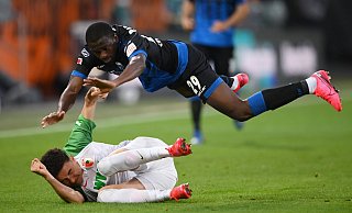 SCP-Akteur Jamilu Collins, der hier über den Augsburger Ruben Vargas fällt, laboriert derzeit an Leistenproblemen. Ein Einsatz beim Pokalspiel gegen Wiedenbrück ist unwahrscheinlich. - Picture Alliance SCP-Akteur Jamilu Collins, der hier über den Augsburger Ruben Vargas fällt, laboriert derzeit an Leistenproblemen. Ein Einsatz beim Pokalspiel gegen Wiedenbrück ist unwahrscheinlich. - Picture Alliance