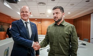 Olaf Scholz und Wolodymyr Selenskyj am Rande des Gipfeltreffens der Europäischen Politischen Gemeinschaft in Granada. - Kay Nietfeld/dpa Olaf Scholz und Wolodymyr Selenskyj am Rande des Gipfeltreffens der Europäischen Politischen Gemeinschaft in Granada. - Kay Nietfeld/dpa