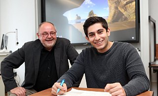 Dani Cha macht Abitur bei den Ursulinen. Schuldirektor Günter Kunert freut sich über den Musterknaben. - Wolfgang Rudolf Dani Cha macht Abitur bei den Ursulinen. Schuldirektor Günter Kunert freut sich über den Musterknaben. - Wolfgang Rudolf