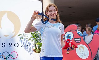 Ana Barbosu freut sich über ihre olympische Bronzemedaille. - Vadim Ghirda/AP/dpa Ana Barbosu freut sich über ihre olympische Bronzemedaille. - Vadim Ghirda/AP/dpa