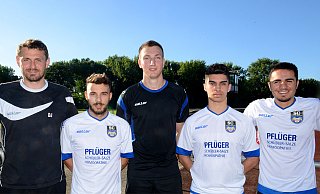 Das halbe Team: Trainer Dominik Jansen (v. l.) mit Athanasios Tirovouzis, Torwart Niklas Gaigalat, Konstantinos Gkaravelis und Kamil Belen. - Markus Schumacher Das halbe Team: Trainer Dominik Jansen (v. l.) mit Athanasios Tirovouzis, Torwart Niklas Gaigalat, Konstantinos Gkaravelis und Kamil Belen. - Markus Schumacher