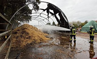 Die Feuerwehr hatte den Brand auf einem Ponyhof im Kreis Gütersloh schnell unter Kontrolle. - Roland Thöring Die Feuerwehr hatte den Brand auf einem Ponyhof im Kreis Gütersloh schnell unter Kontrolle. - Roland Thöring