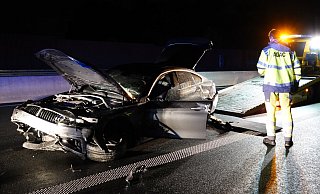 Bei einem nächtlichen Unfall auf der Autobahn 33 im Kreis Gütersloh wird ein 61-Jähriger schwer verletzt. Seine Limousine hat einen Totalschaden und muss abgeschleppt werden - Paul Brinkmann Bei einem nächtlichen Unfall auf der Autobahn 33 im Kreis Gütersloh wird ein 61-Jähriger schwer verletzt. Seine Limousine hat einen Totalschaden und muss abgeschleppt werden - Paul Brinkmann