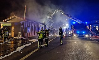 Einsatzkräfte der Wünnenberger Feuerwehr bei den Löscharbeiten in Haaren. - Feuerwehr Einsatzkräfte der Wünnenberger Feuerwehr bei den Löscharbeiten in Haaren. - Feuerwehr