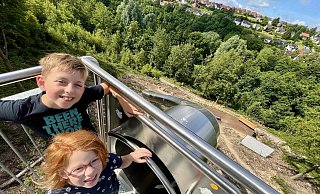 Auf dem Startturm können Theresa und Joris erst einen Blick über das Aatal werfen und danach die Rutschpartie in Angriff nehmen. Auf die Eltern wartet am Auslauf seit neuestem eine Sitzbank aus Massivholz. - Jens Reddeker Auf dem Startturm können Theresa und Joris erst einen Blick über das Aatal werfen und danach die Rutschpartie in Angriff nehmen. Auf die Eltern wartet am Auslauf seit neuestem eine Sitzbank aus Massivholz. - Jens Reddeker