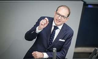 CSU-Landesgruppenchef Alexander Dobrindt fordert die Ampel-Koalition in Sachen Migrations-Begrenzung zu gemeinsamen Beschlüssen auf. - Kay Nietfeld/dpa CSU-Landesgruppenchef Alexander Dobrindt fordert die Ampel-Koalition in Sachen Migrations-Begrenzung zu gemeinsamen Beschlüssen auf. - Kay Nietfeld/dpa