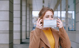 Die Maske bleibt. Doch in anderen Bereichen können sich die Menschen auf Lockerungen der Corona-Maßnahmen freuen. - Pexels Die Maske bleibt. Doch in anderen Bereichen können sich die Menschen auf Lockerungen der Corona-Maßnahmen freuen. - Pexels