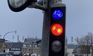 Die Zusatzampeln an der Kreuzung Husener Straße/Warburger Straße sind zusätzlich mit dem blauen Verkehrszeichen ausgestattet. - Marc Schröder Die Zusatzampeln an der Kreuzung Husener Straße/Warburger Straße sind zusätzlich mit dem blauen Verkehrszeichen ausgestattet. - Marc Schröder