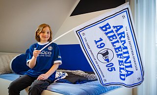 Die Wand in seinem Zimmer hat Einlaufkind Henri Padur in Aminiafarben gestrichen, die Jubiläumsfahne kürzlich im Stadion ergattert. - Mike-Dennis Müller Die Wand in seinem Zimmer hat Einlaufkind Henri Padur in Aminiafarben gestrichen, die Jubiläumsfahne kürzlich im Stadion ergattert. - Mike-Dennis Müller