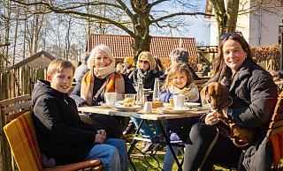Die Tische im Bielefelder Hofcafé Meyer zu Müdehorst sind am Sonntag gut besetzt. - Mike-Dennis Müller / www.mdm.photo Die Tische im Bielefelder Hofcafé Meyer zu Müdehorst sind am Sonntag gut besetzt. - Mike-Dennis Müller / www.mdm.photo