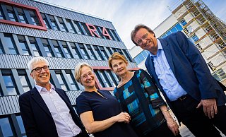 Uni-Kanzler Stephan Becker, Rektorin Angelika Epple, Claudia Hornberg, Medizinische Fakultät und Christian Schepers, Gebäude-Management der Uni, vor dem Neubau. - Mike-Dennis Müller Uni-Kanzler Stephan Becker, Rektorin Angelika Epple, Claudia Hornberg, Medizinische Fakultät und Christian Schepers, Gebäude-Management der Uni, vor dem Neubau. - Mike-Dennis Müller