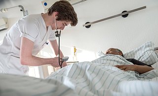 Ein Krankenpflegeschüler misst den Blutdruck eines Patienten. - epd Ein Krankenpflegeschüler misst den Blutdruck eines Patienten. - epd