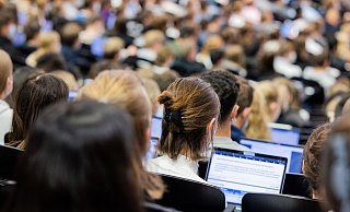 Auch an den Unis in OWL geht die Anzahl der Studierenden zurück - und mit ihr die Anzahl der Zulassungsbeschränkungen. - dpa Auch an den Unis in OWL geht die Anzahl der Studierenden zurück - und mit ihr die Anzahl der Zulassungsbeschränkungen. - dpa