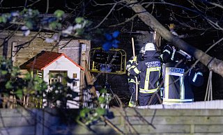 Eine Gartenlaube an der Herforder Straße hat in der Nacht zu Samstag gebrannt. - M. Müller Eine Gartenlaube an der Herforder Straße hat in der Nacht zu Samstag gebrannt. - M. Müller