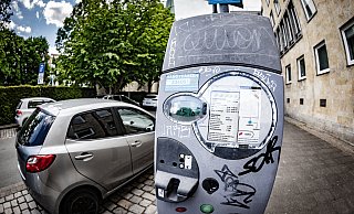 Ein Parkscheinautomat in der Bielefelder Altstadt: Noch beträgt die Parkgebühr dort 65 Cent für 30 Minuten. - Mike-Dennis Müller Ein Parkscheinautomat in der Bielefelder Altstadt: Noch beträgt die Parkgebühr dort 65 Cent für 30 Minuten. - Mike-Dennis Müller
