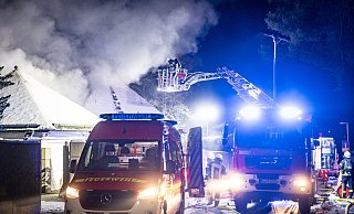 Im Spitzdach eines Garagenkomplexes hat es in der Nacht gebrannt. - Mueller Im Spitzdach eines Garagenkomplexes hat es in der Nacht gebrannt. - Mueller