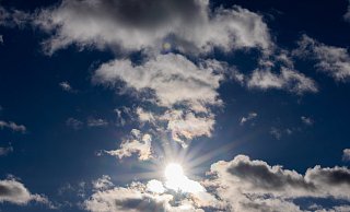 Die Sonne scheint zwischen Wolken hindurch. - Rolf Vennenbernd/dpa Die Sonne scheint zwischen Wolken hindurch. - Rolf Vennenbernd/dpa