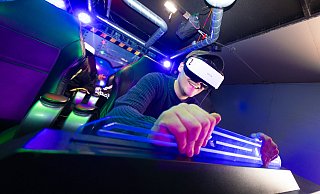 Mehr als 200 Fahrgeschäfte kann die VR-Brille simulieren. Unser Autor hält sich zur Sicherheit fest. - Mike-Dennis Müller Mehr als 200 Fahrgeschäfte kann die VR-Brille simulieren. Unser Autor hält sich zur Sicherheit fest. - Mike-Dennis Müller