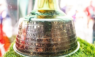Der DFB-Pokal ist in Bielefeld zu Gast und lockt Hunderte Arminia-Fans auf den Altstädter Kirchplatz. - Mueller Der DFB-Pokal ist in Bielefeld zu Gast und lockt Hunderte Arminia-Fans auf den Altstädter Kirchplatz. - Mueller