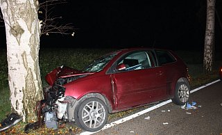 Ein Stemweder fuhr mit seinem Auto gegen einen Baum. - Polizei Minden-Lübbecke Ein Stemweder fuhr mit seinem Auto gegen einen Baum. - Polizei Minden-Lübbecke