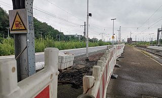 Hier ist der Gegensatz gut zu erkennen: Links neuer Bahnsteig, rechts alter Bahnsteig. - Susanne Barth Hier ist der Gegensatz gut zu erkennen: Links neuer Bahnsteig, rechts alter Bahnsteig. - Susanne Barth