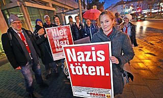 Gleich nach Einstellung des Strafverfahrens hängten die Partei-Freunde die ausgehändigten Plakate wieder auf. - Sarah Jonek Gleich nach Einstellung des Strafverfahrens hängten die Partei-Freunde die ausgehändigten Plakate wieder auf. - Sarah Jonek