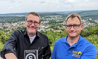 Das weiße S auf schwarzem Grund ist seit 100 Jahren das Zeichen für den Sachsenring wissen Schriftführer Burkhard Sievers und 2. Wegewart Frank Willeke. - Burkhard Battran Das weiße S auf schwarzem Grund ist seit 100 Jahren das Zeichen für den Sachsenring wissen Schriftführer Burkhard Sievers und 2. Wegewart Frank Willeke. - Burkhard Battran