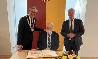 Im Beisein von Bürgermeister Michael Dreier (l.) und Rudolf Wansleben (r.) trägt sich Festredner Manfred Lütz ins Goldene Buch der Stadt Paderborn ein. - Susanne Göbel Im Beisein von Bürgermeister Michael Dreier (l.) und Rudolf Wansleben (r.) trägt sich Festredner Manfred Lütz ins Goldene Buch der Stadt Paderborn ein. - Susanne Göbel